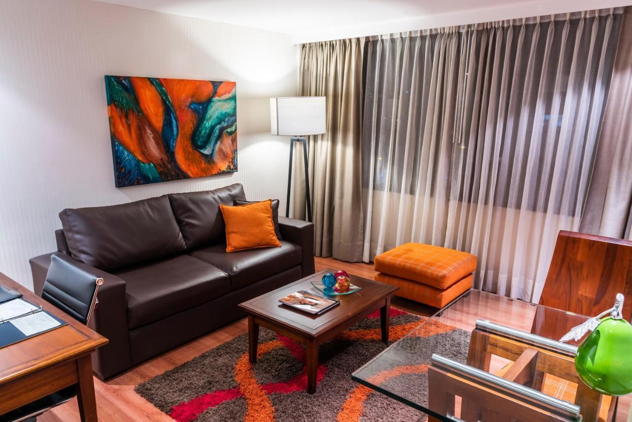 Bogota Plaza Hotel Buitenkant foto A living room in a typical apartment at the hotel