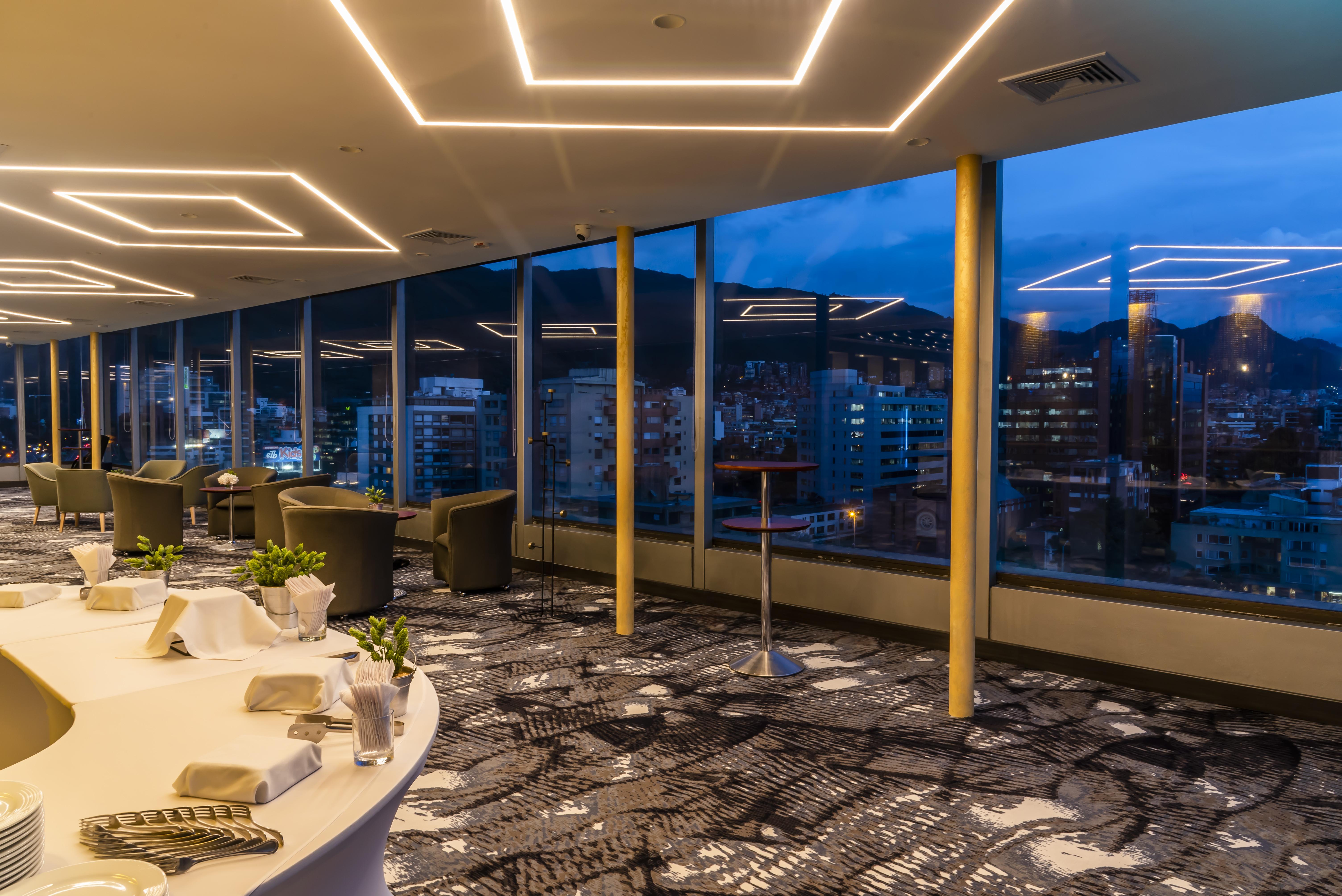 Bogota Plaza Hotel Buitenkant foto The lounge at the airport
