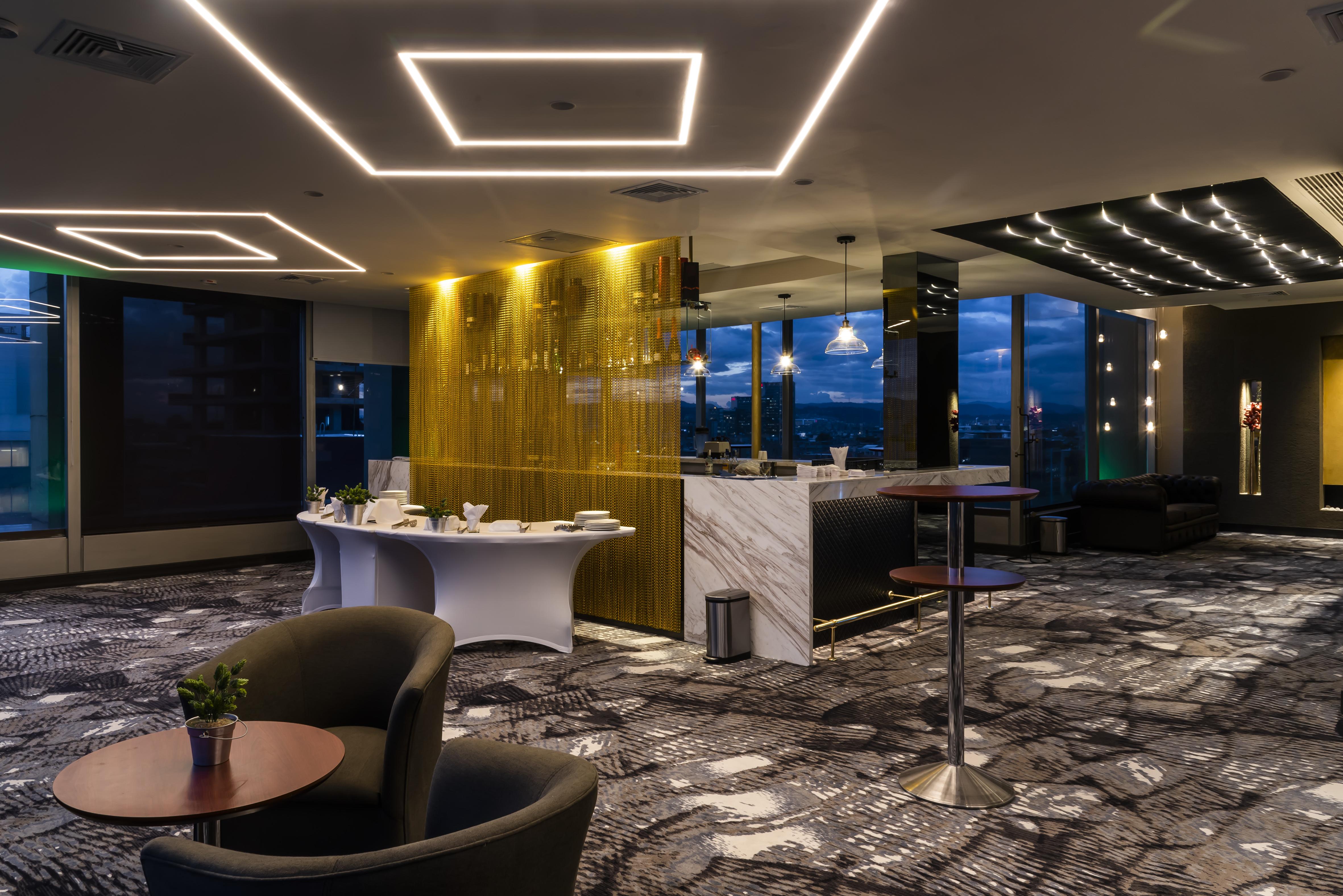 Bogota Plaza Hotel Buitenkant foto The 360° Lounge at KLIA