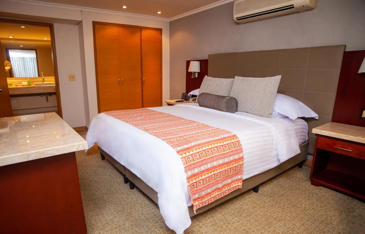 Bogota Plaza Hotel Buitenkant foto A bedroom in a hotel