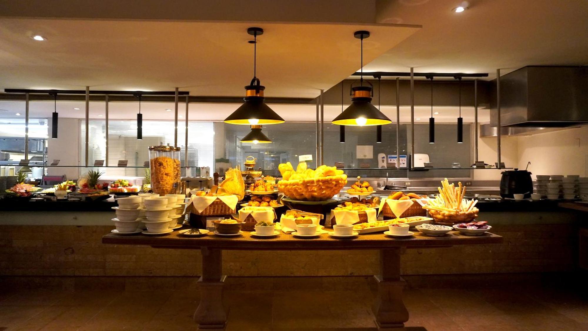 Bogota Plaza Hotel Buitenkant foto A cheese platter
