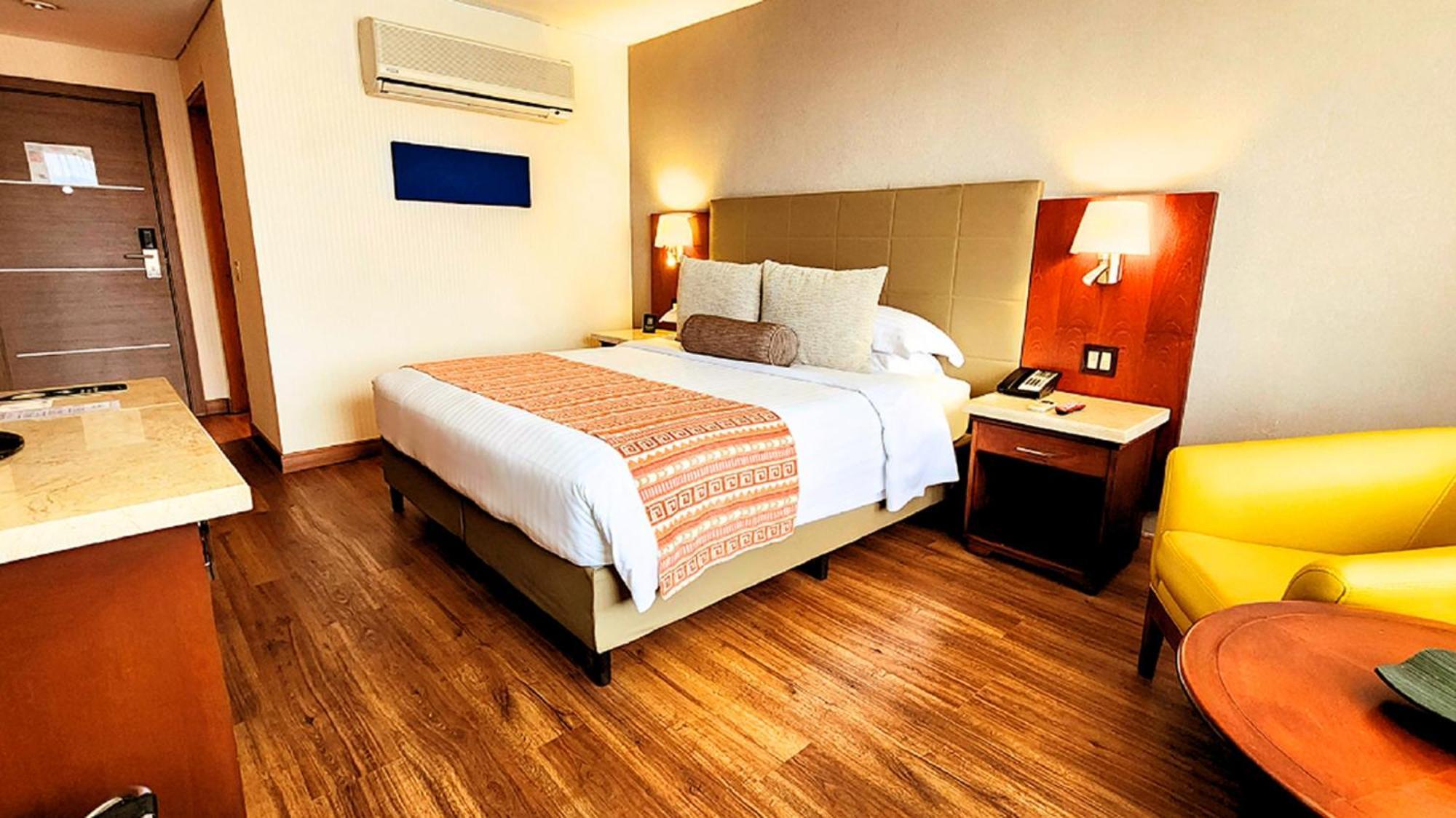 Bogota Plaza Hotel Buitenkant foto A room at the hotel