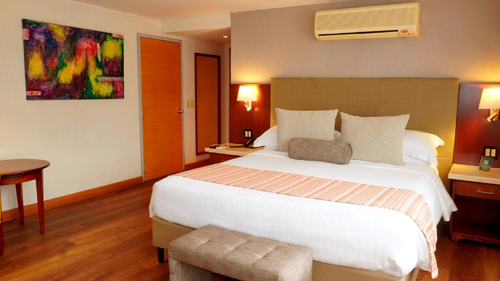 Bogota Plaza Hotel Buitenkant foto A room at the hotel