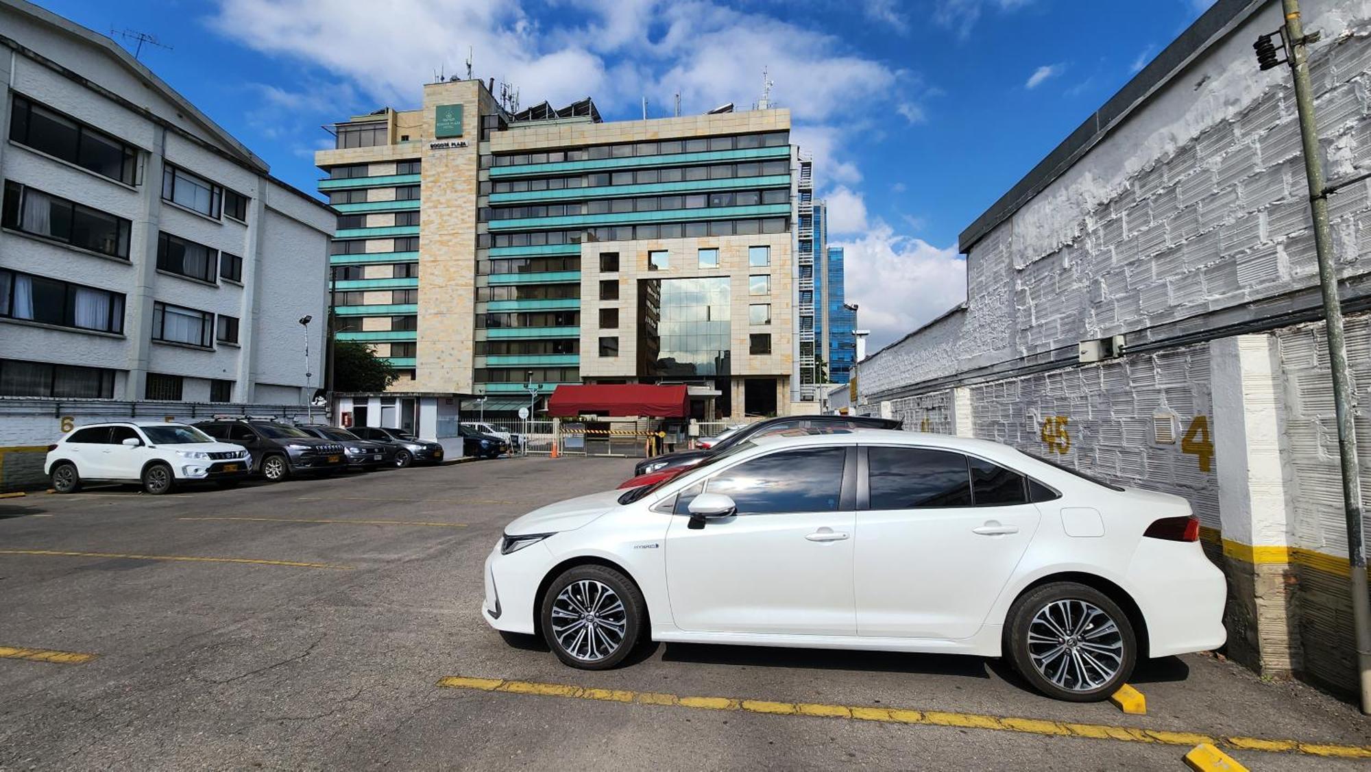 Bogota Plaza Hotel Buitenkant foto Toyota Corolla Sedan