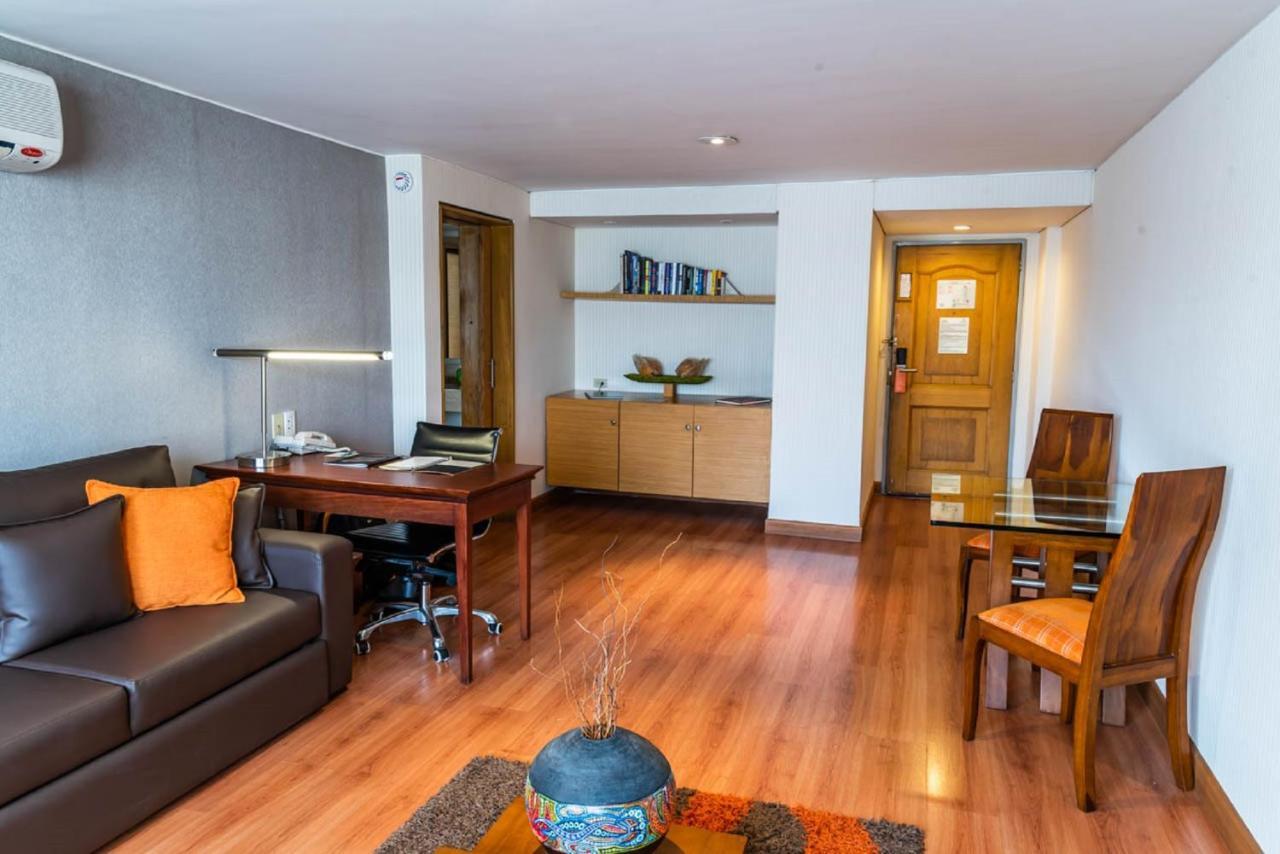 Bogota Plaza Hotel Buitenkant foto A living room in a suite at the hotel