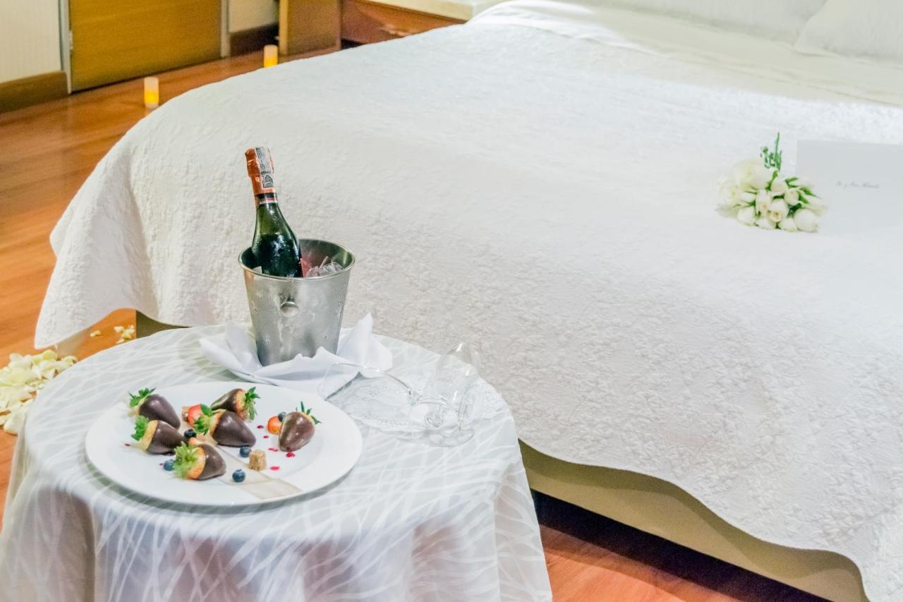 Bogota Plaza Hotel Buitenkant foto A honeymoon suite